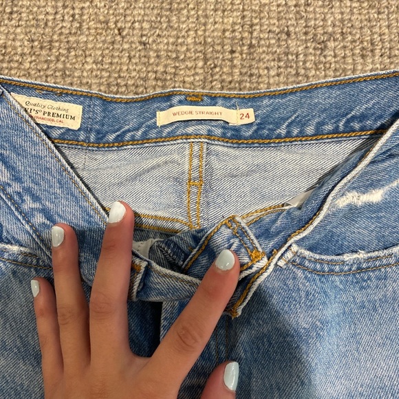 Levi’s Wedgie Straight Fit Size 24 Ripped - Picture 4 of 4